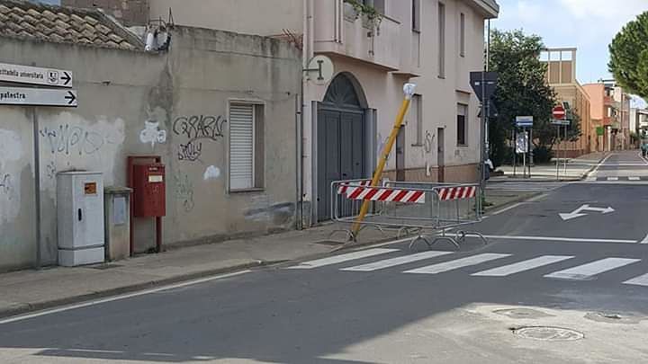 Monserrato, il semaforo divelto in via del Redentore: l’impianto è ricurvo verso il marciapiede