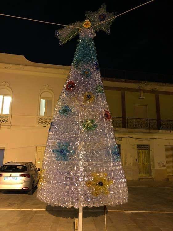 L’albero di Natale diverso e più bello di Sinnai: niente rami e palline ma 1800 bottiglie di plastica riciclate dai cittadini