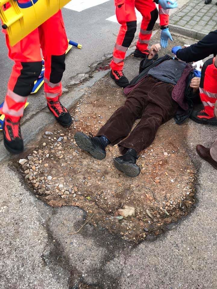 Carbonia, un anziano cade a causa dell’asfalto dissestato: “Ecco le nostre strade a Natale…”