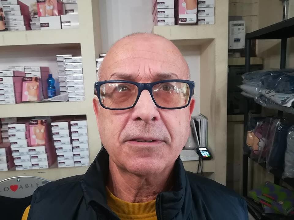 Giovanni, commerciante di via Dante: “Troppi negozi di cibo a Cagliari ci penalizzano”