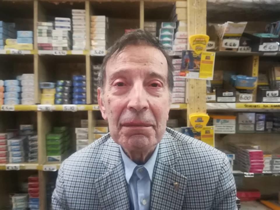 Giovanni, storico tabaccaio di Cagliari: “La pista ciclabile in via Manno? Ci sono altre urgenze”