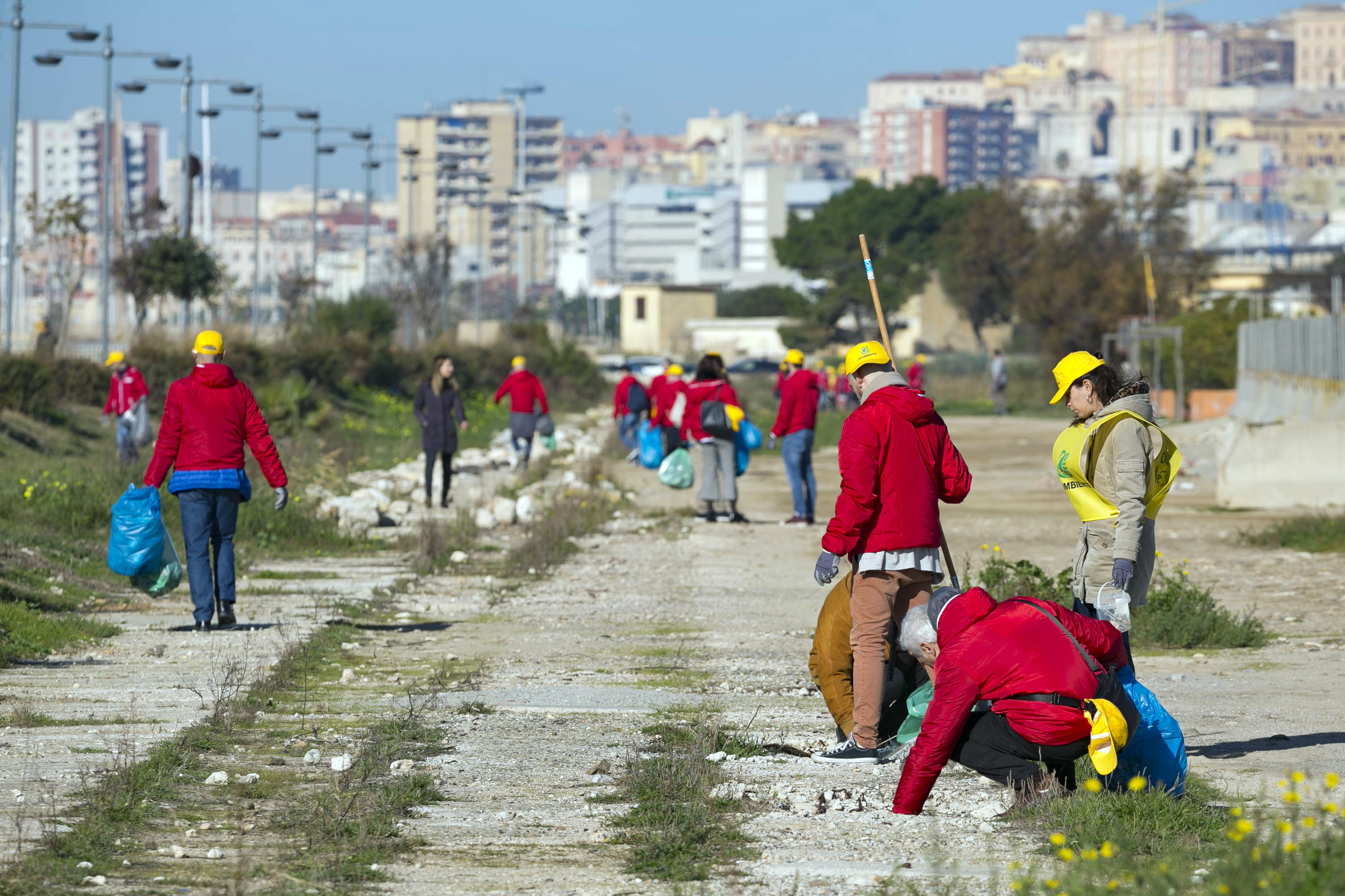  Si ferma per un giorno il birrificio di Assemini: i volontari di Ichnusa e Legambiente puliscono Sant’Elia dai rifiuti