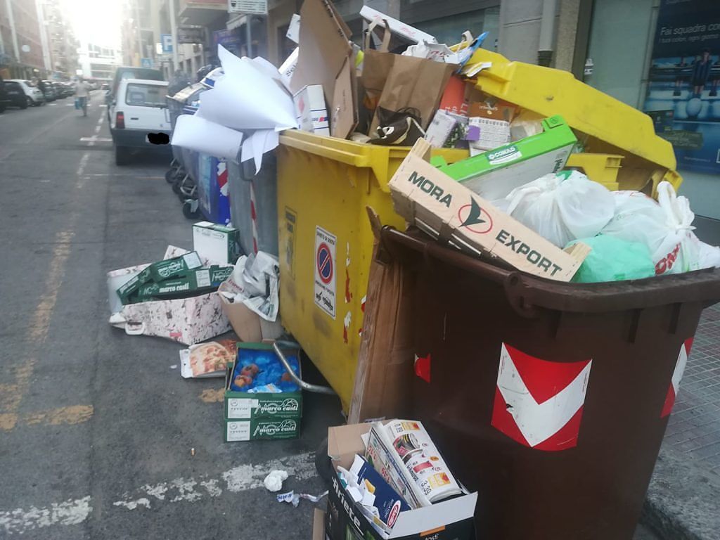 Cagliari, i cassonetti rimangono a San Benedetto: “Il porta a porta? L’anno prossimo”