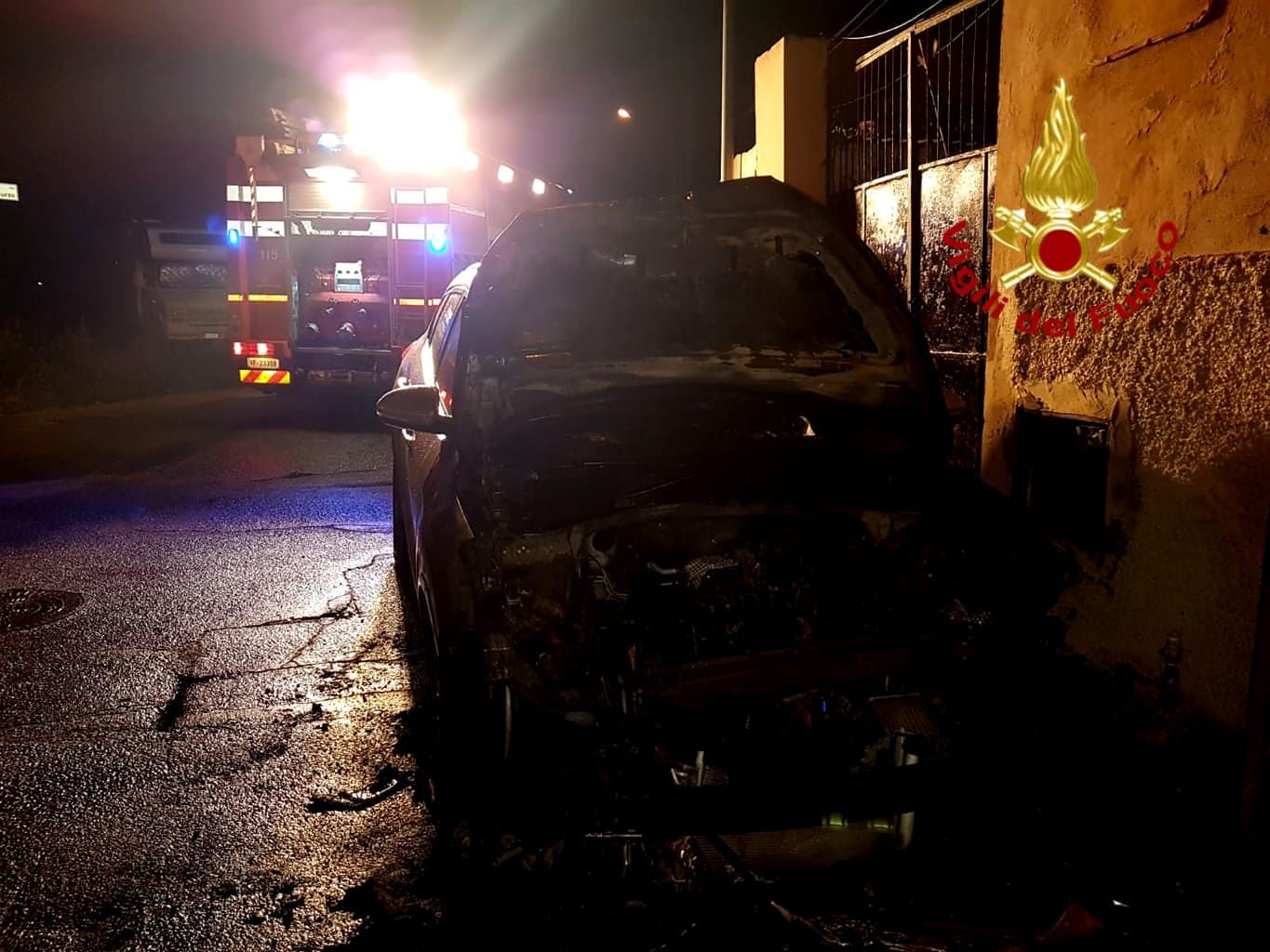 Auto in fiamme nella notte a Maracalagonis, intervengono i vigili del fuoco