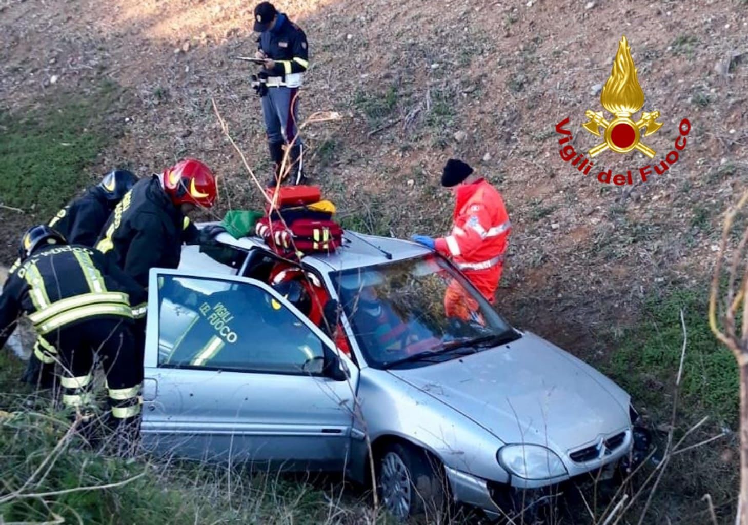 San Sperate, esce di strada e finisce in un canale: soccorso dai vigili del fuoco
