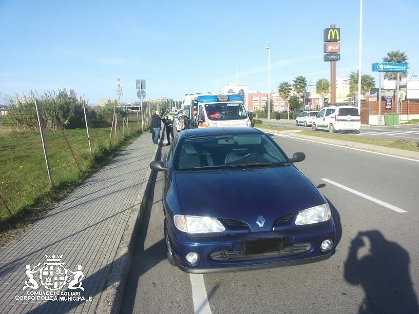 Auto investe due ragazze sulle strisce in via Peretti: sono in ospedale