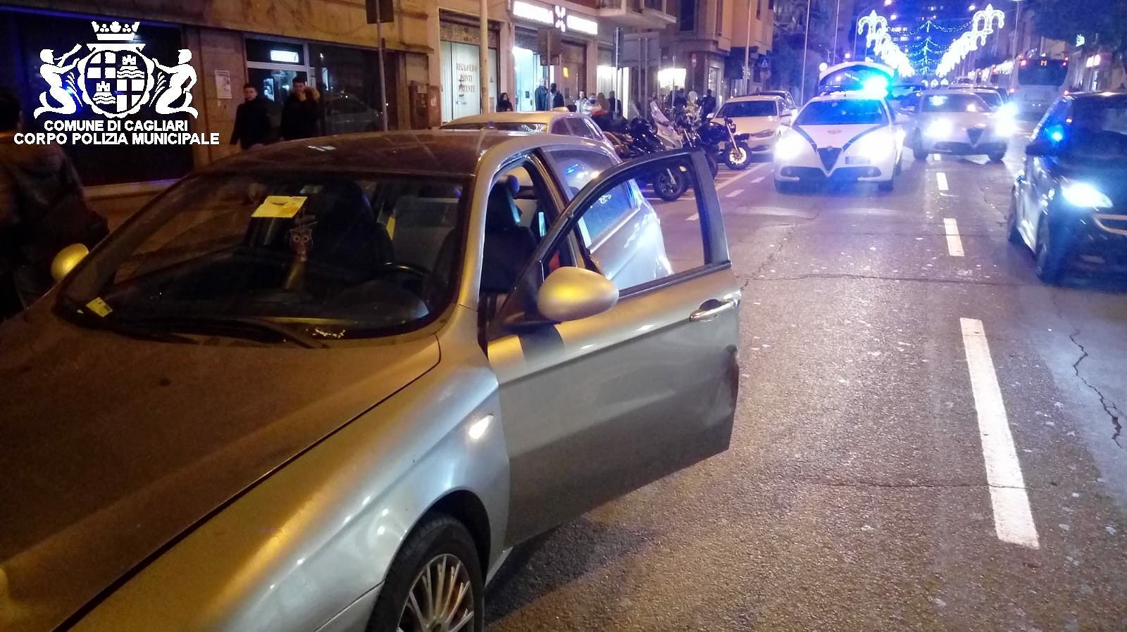 Cagliari, apre la portiera dell’auto parcheggiata in doppia fila e viene colpito dal pullman: 33enne all’ospedale