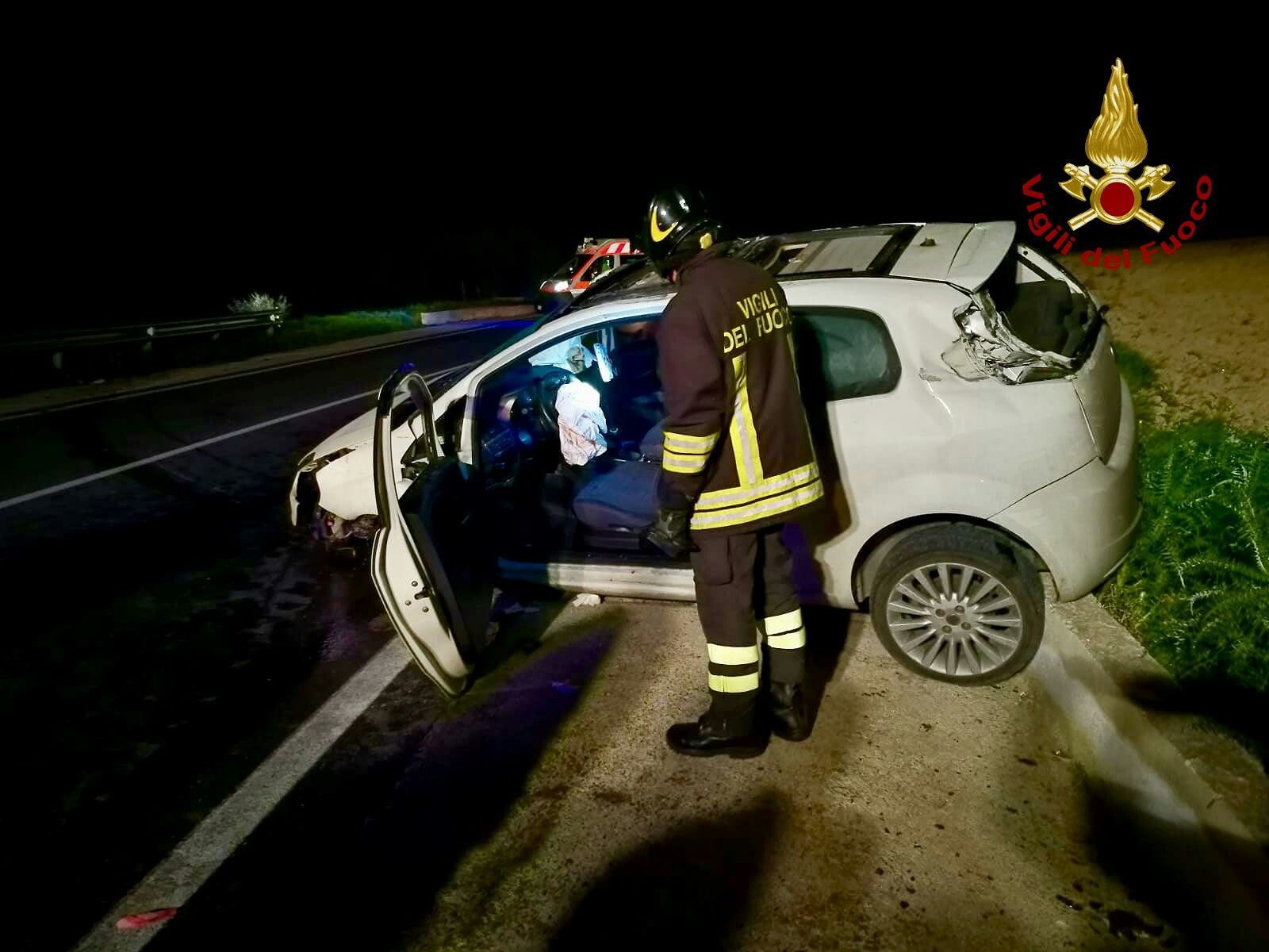 Sinnai, brutto incidente sulla Provinciale 15: uomo estratto dalle lamiere dai Vigili del fuoco