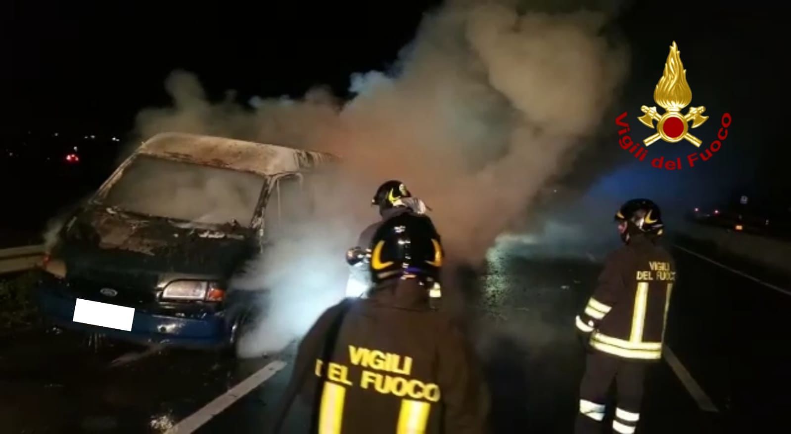 Attimi di paura sulla Ss 195, auto prende fuoco: intervengono i vigili