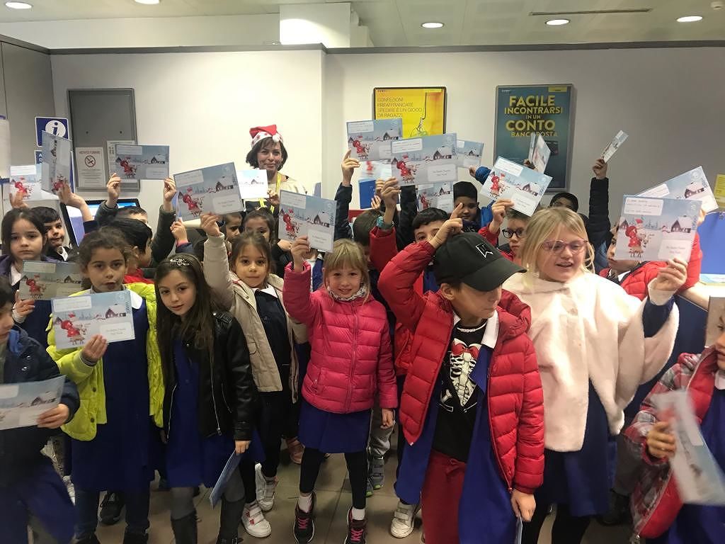 “Un lavoro per papà”, “più tempo con i genitori”: le letterine dei bimbi cagliaritani a Babbo Natale