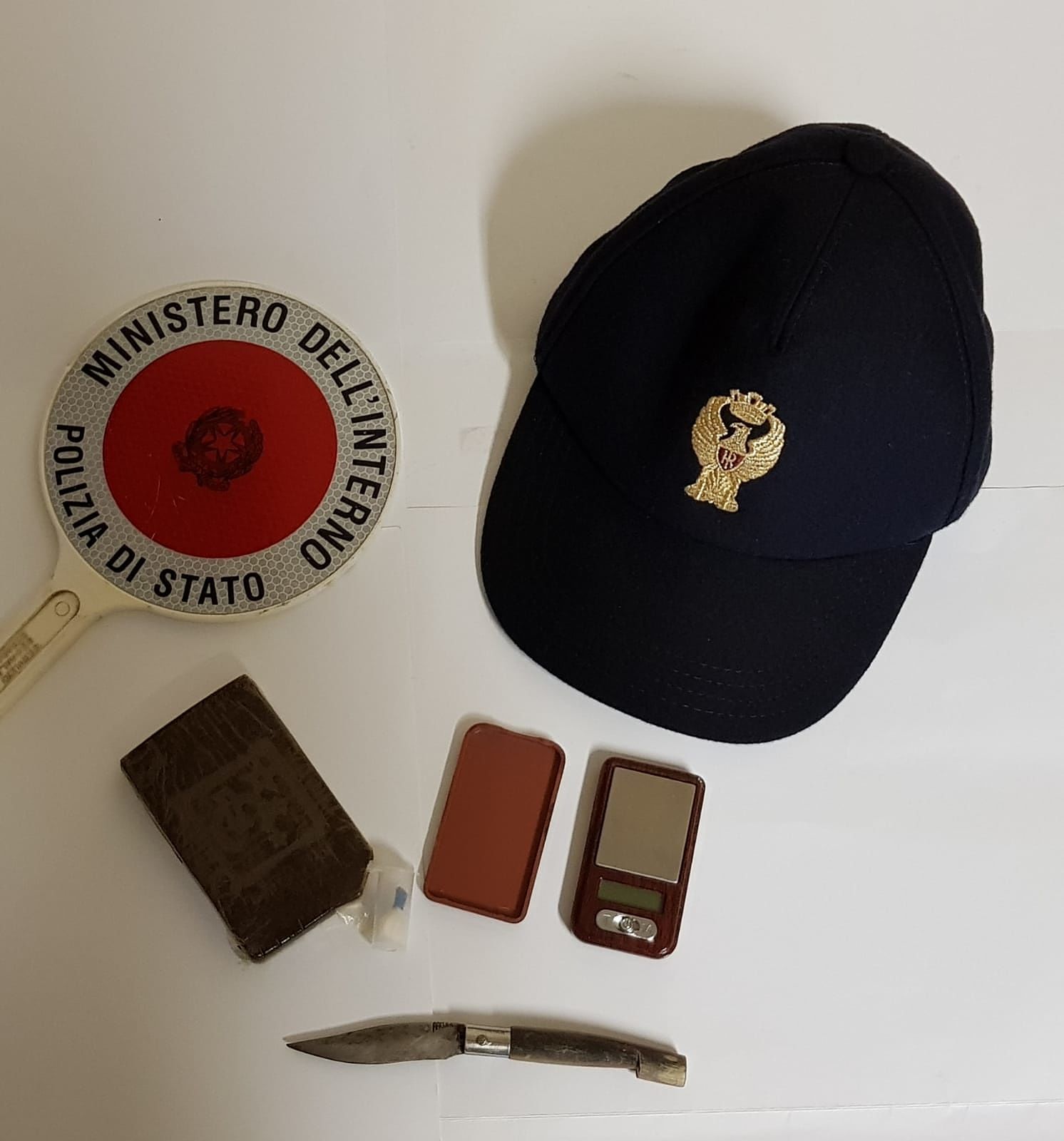 Spacciava ai domiciliari: un arresto a Carbonia