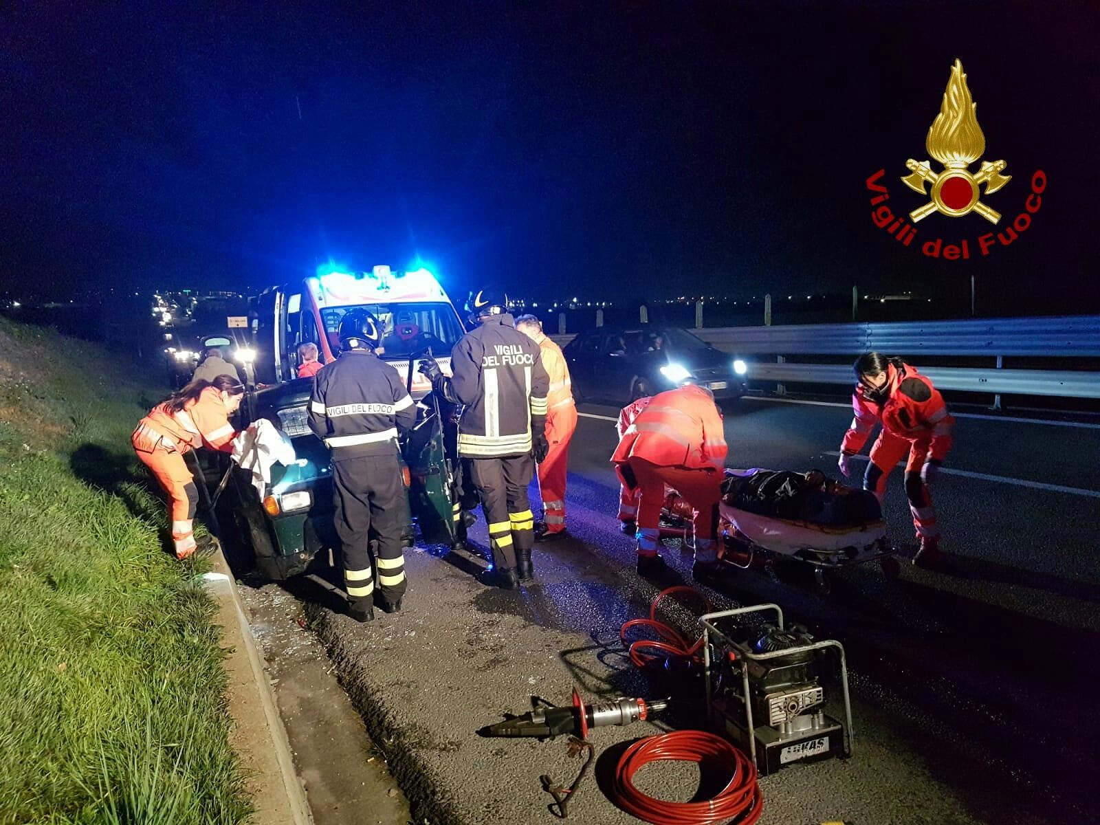 Tamponamento tra un’auto e un’Ape sulla S.s. 131: feriti gravemente un uomo e una donna