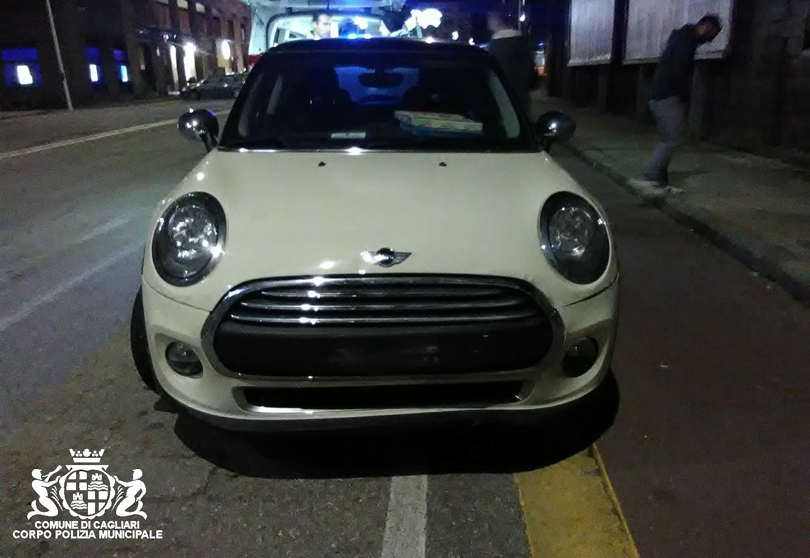 Scontro tra due auto nella notte a Is Mirrionis, ferito un 30enne