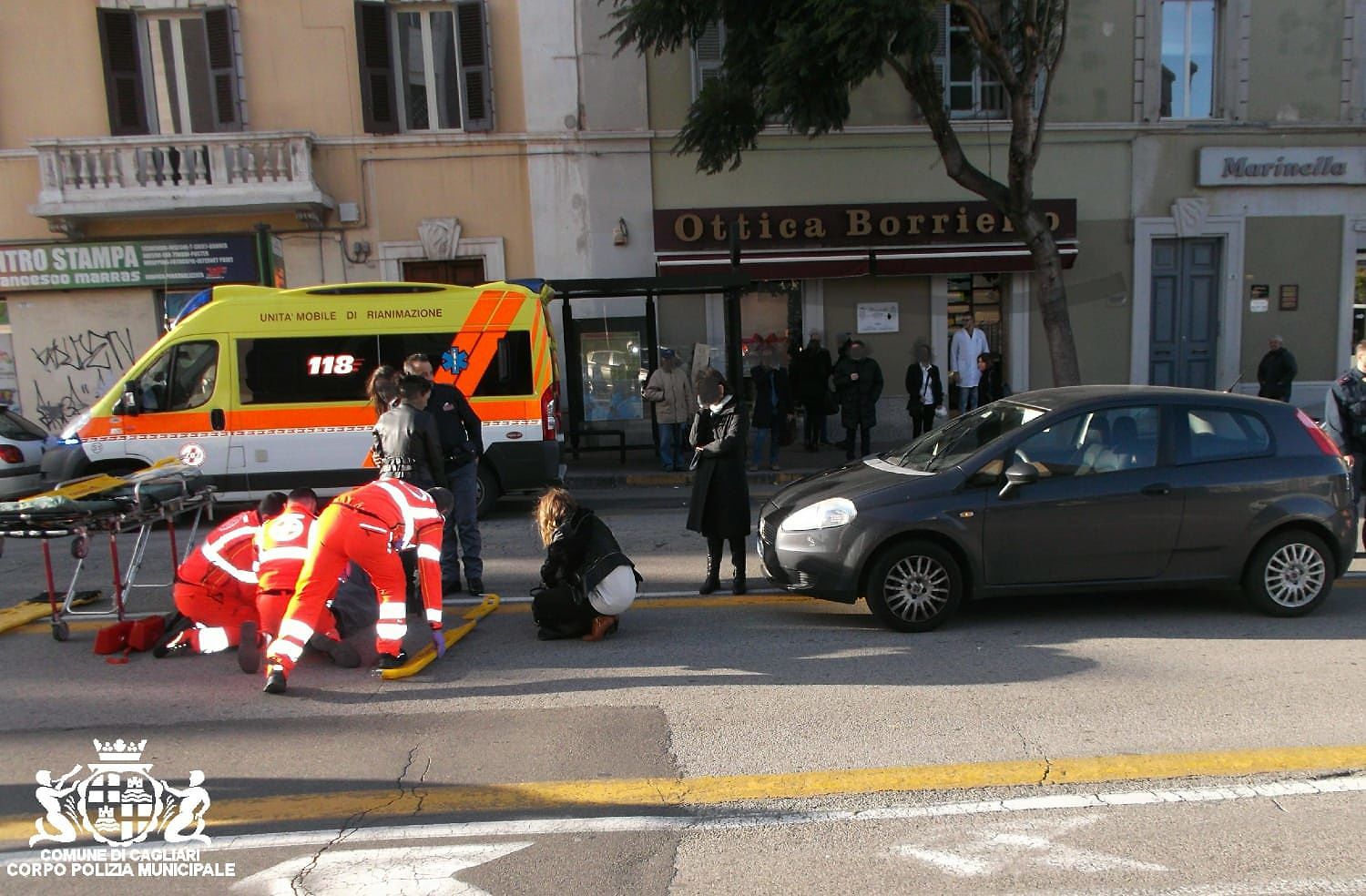 Incidente in piazza Repubblica, ragazza investita alla fermata dell’autobus