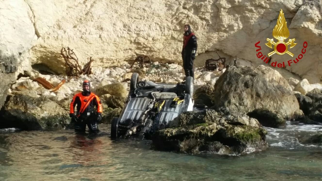 Cagliari, auto e scooter giù dalla scogliera: intervento dei Vigili del fuoco a Sant’Elia