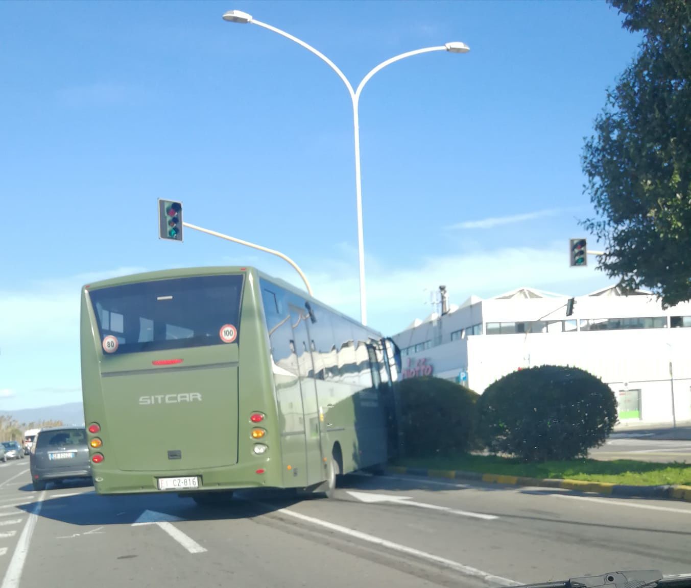 Incidente in viale Poetto, coinvolto un autobus dell’Esercito: traffico rallentato