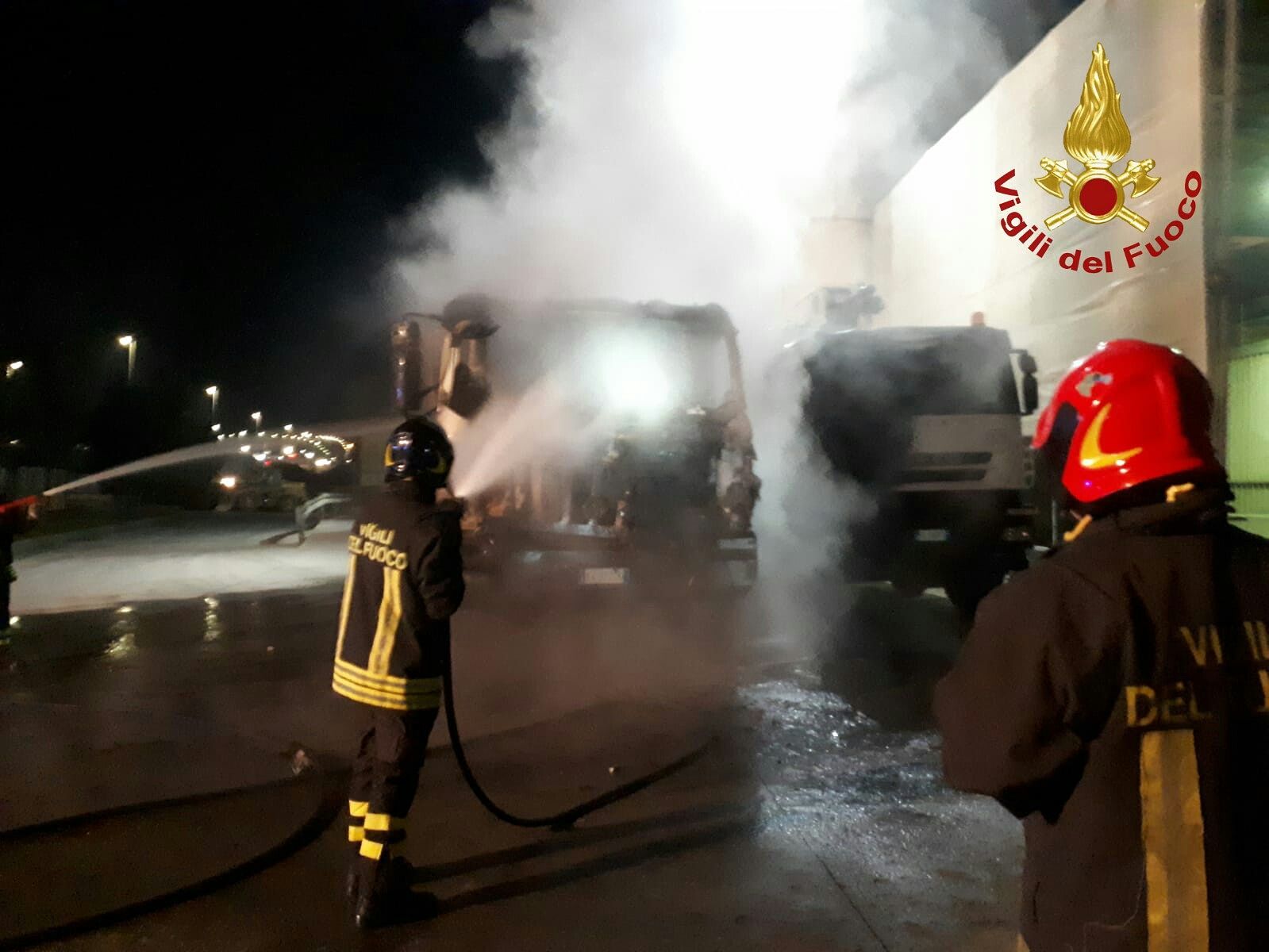 Notte di fuoco in viale Monastir a Cagliari, incendiate 2 betoniere