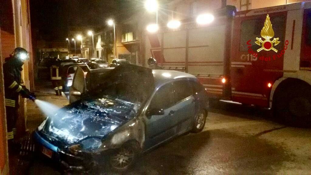 Auto in fiamme a Sestu, intervengono i vigili del fuoco