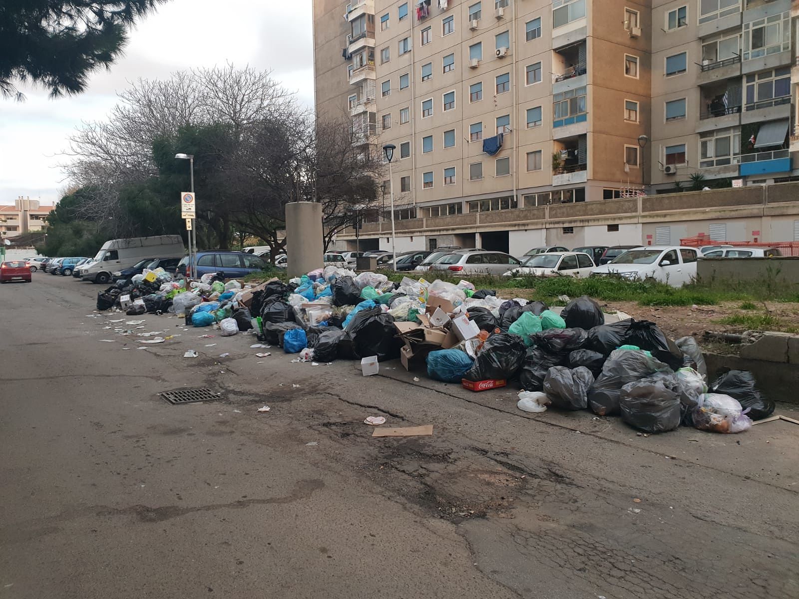 Porta a porta a Sant’Elia, in strada montagne di spazzatura: “Situazione indescrivibile”