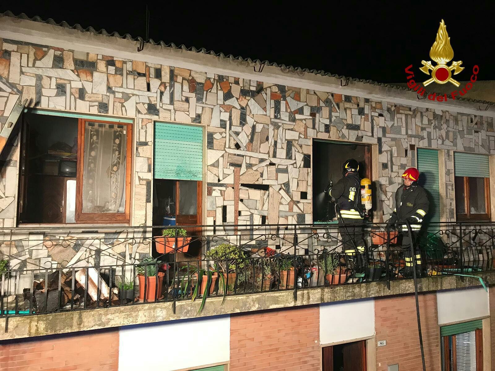 Paura a Sanluri, fiamme in un appartamento: un’intera famiglia salvata dai vigili del fuoco