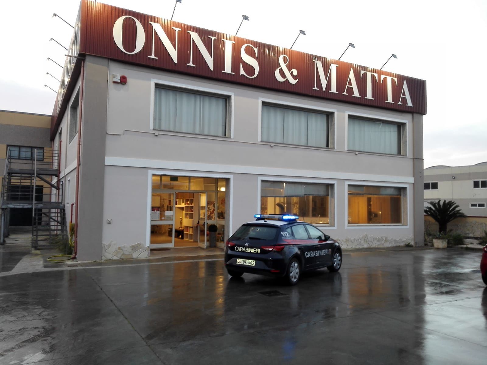 Tenta il furto nascondendosi con un lenzuolo: dipendente infedele in manette a Samassi