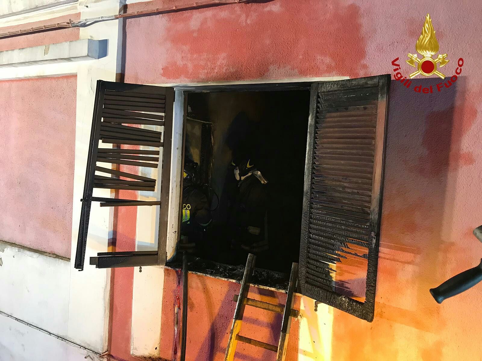 Notte di paura a Maracalagonis, fiamme in una palazzina di due piani