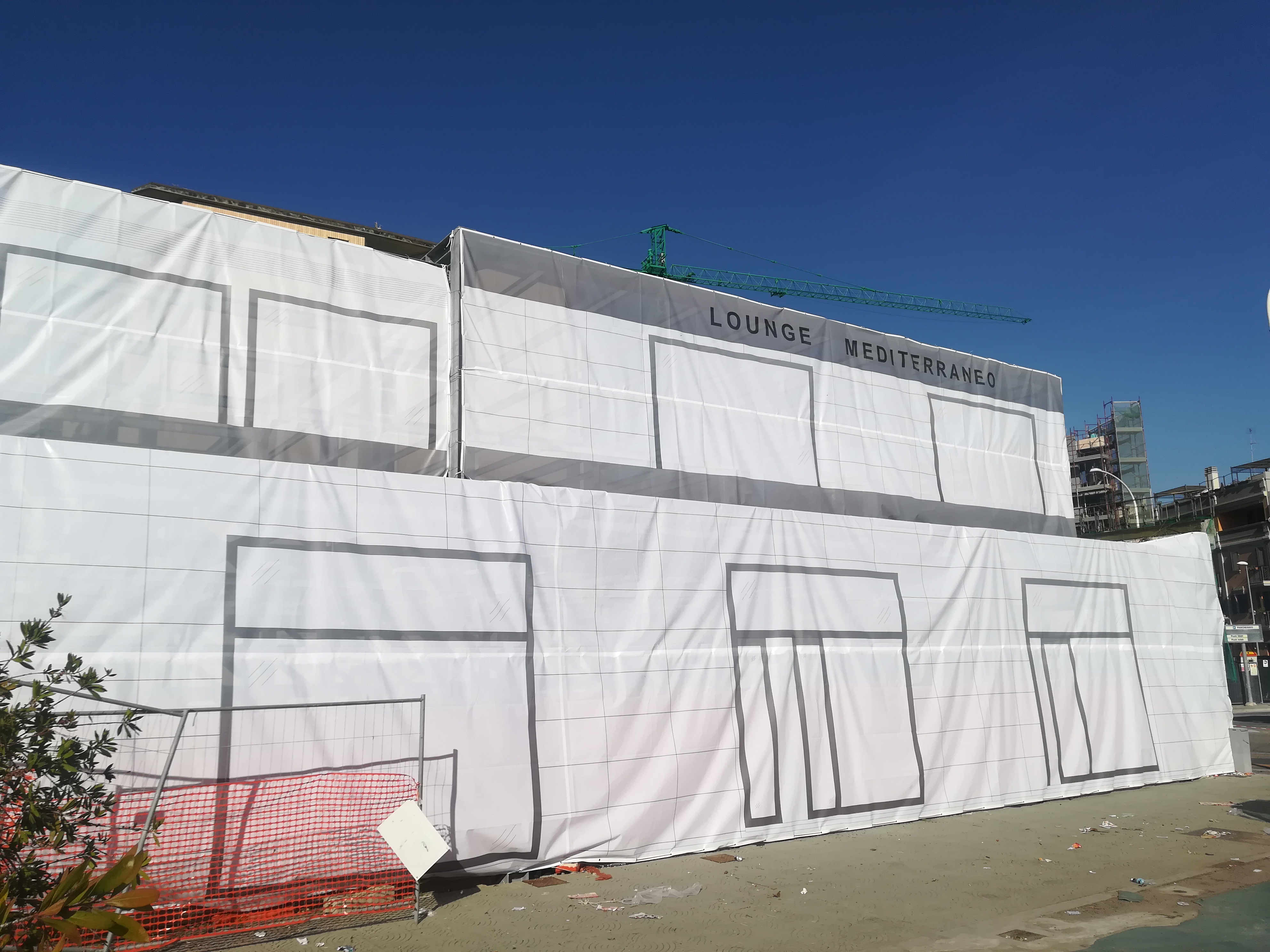 Cagliari, maxi telone e futuro lounge bar: operai in azione all’hotel Mediterraneo