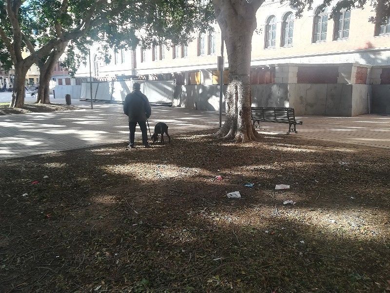 Cagliari, rifiuti e prati secchi nel compleanno della nuova piazza Garibaldi: “Senza eventi sarà un cimitero”