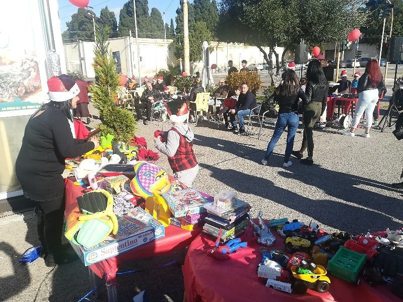 Cagliari, la vittoria del “caddozzone” Antonio: donati centinaia di panini con wurstel per i poveri