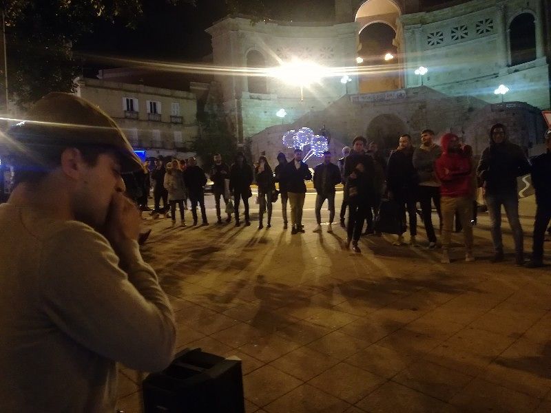 Moses Concas “accende” il Natale a Cagliari, concerto a sorpresa in piazza Costituzione