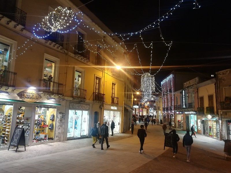 Le luminarie non salvano i negozianti, a Cagliari nessuna corsa all’ultimo regalo