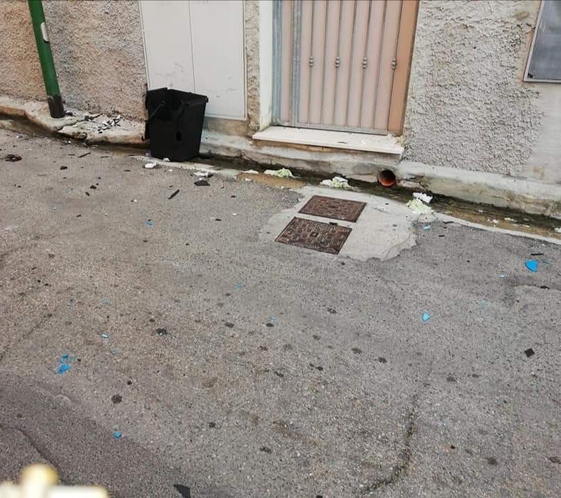 Bravata a Settimo, petardi dentro i mastelli per il vetro: “Via Morandi disseminata di frammenti”