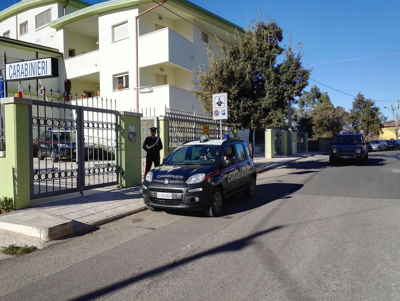 Ladro in trasferta a Dorgali entra in un negozio e ruba cosmetici: denunciato