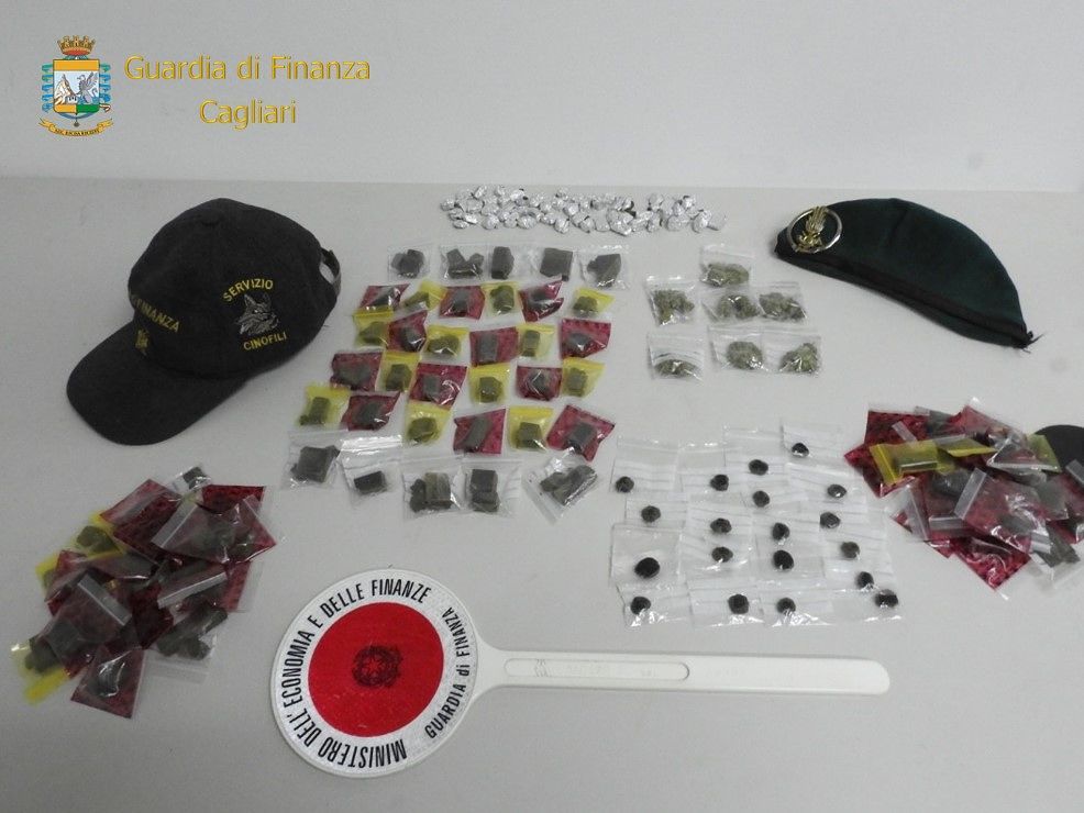 Cagliari, i Baschi Verdi arrestano per droga un 20enne in via Castelli: la cronaca del blitz