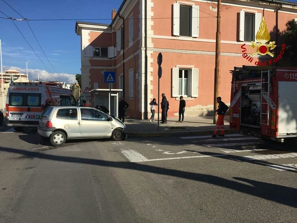 Cagliari, brutto incidente a San Bartolomeo: auto finisce sopra camion dei rifiuti, ferita una donna