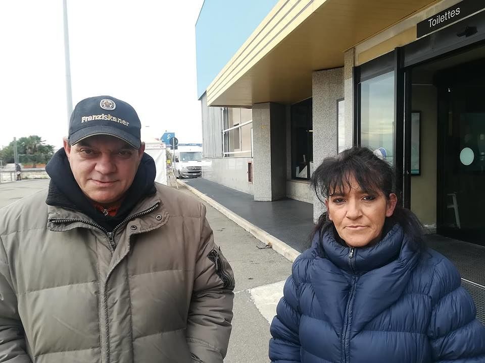 Marco e Giusy, amore e disperazione: “Viviamo e dormiamo in strada a Cagliari da oltre un anno, nessuno ci aiuta”
