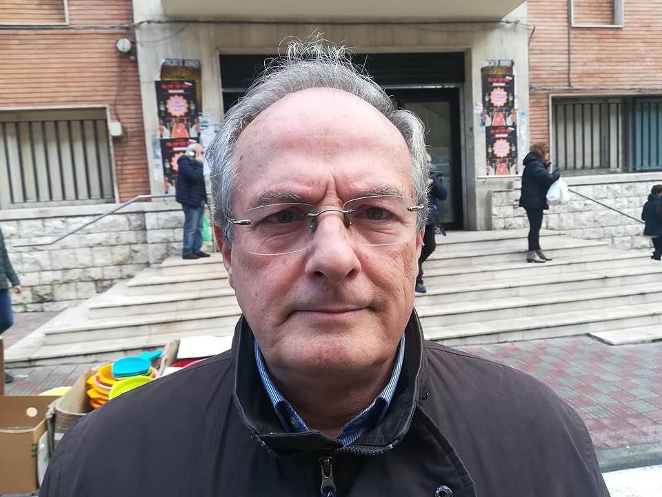 Cagliari, maxi beffa per un ingegnere: “500 euro di multa per aver lasciato l’auto parcheggiata fuori dal mercato”