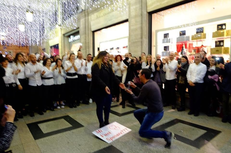 Cagliari, proposta di matrimonio in stile flash mob: l’amore trionfa in via Roma