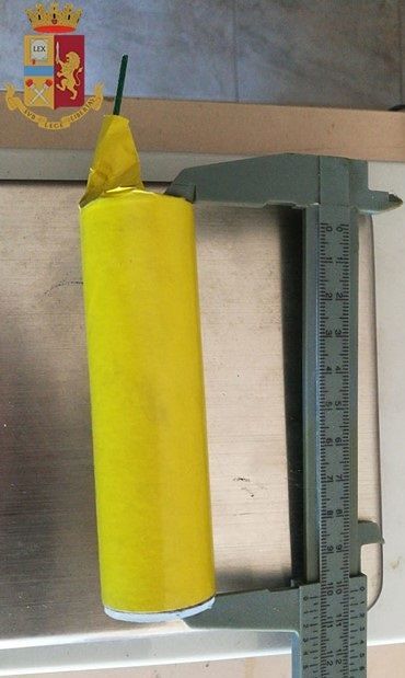 Cagliari, ultrà rossoblù indagato per un petardo scoperto ieri in curva Nord