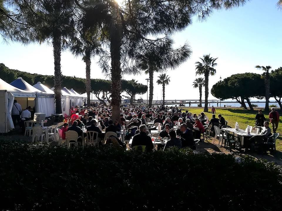 La febbre dei ricci infiamma Cagliari, Su Siccu presa d’assalto in un fine dicembre primaverile