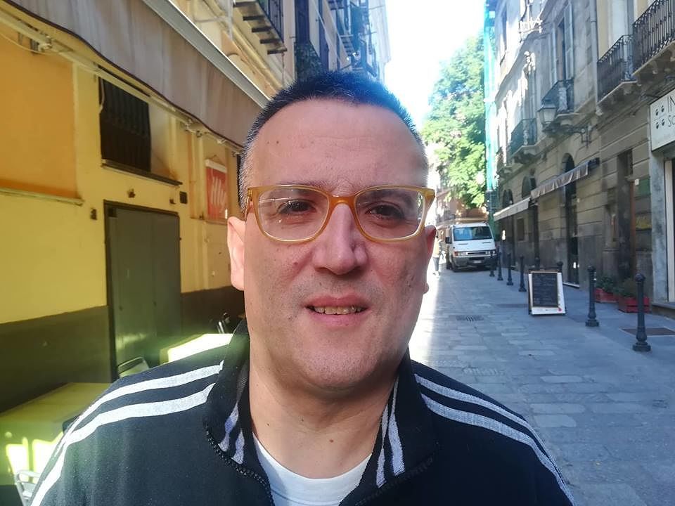 Cagliari, teppismo e alcol alla Marina: “Ogni notte auto prese a calci e urla da ragazzini ubriachi”