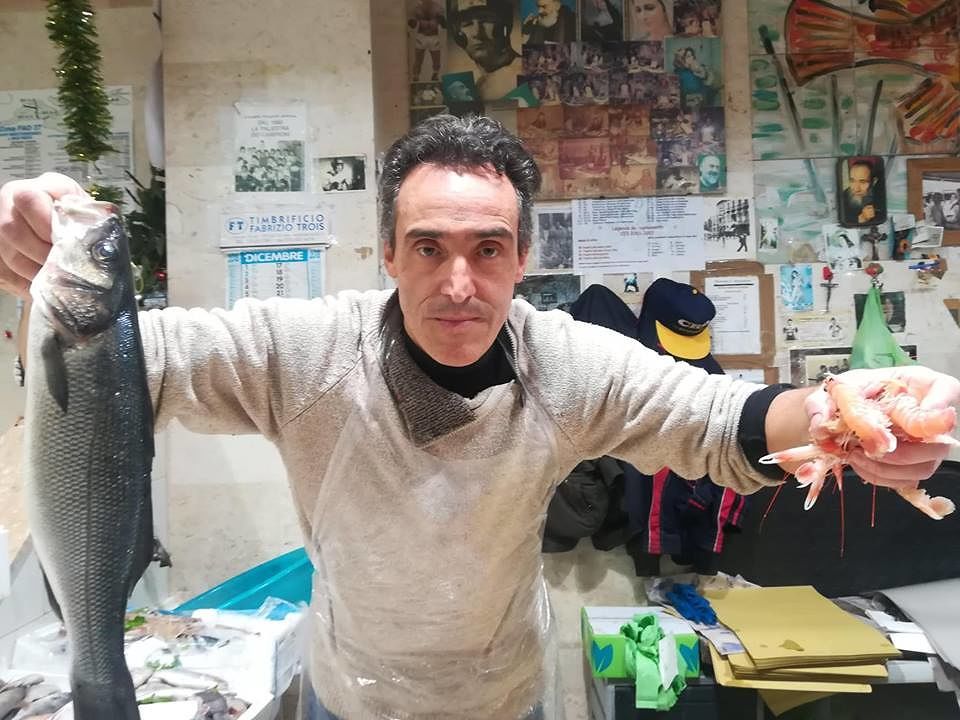 Saverio, pescivendolo di San Benedetto: “A Natale vanno le ricciole, una famiglia mangia bene con 25 euro”