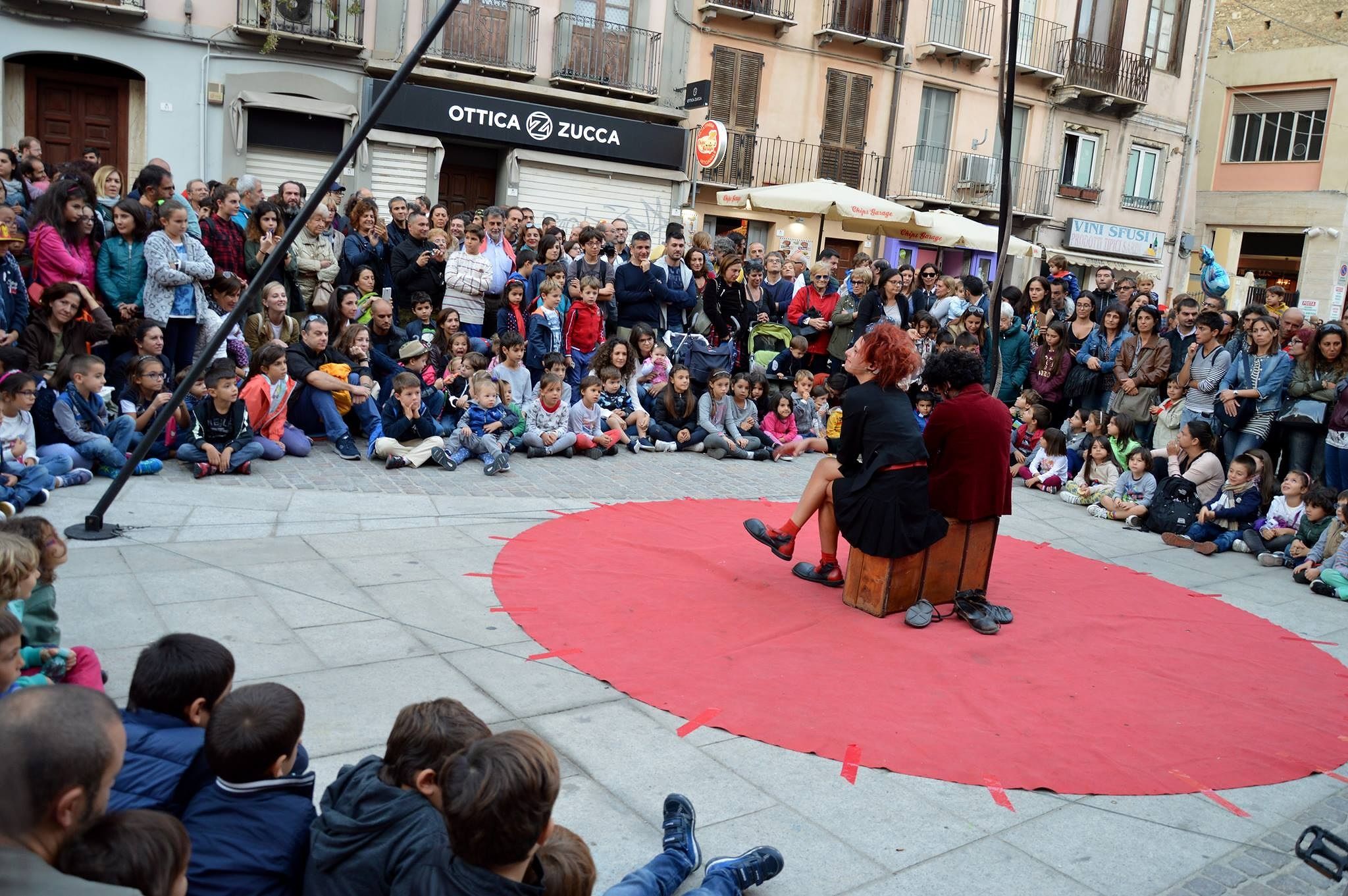 Cagliari, un artista di strada viene multato: raccoglie le firme e spinge il Comune a cambiare le regole