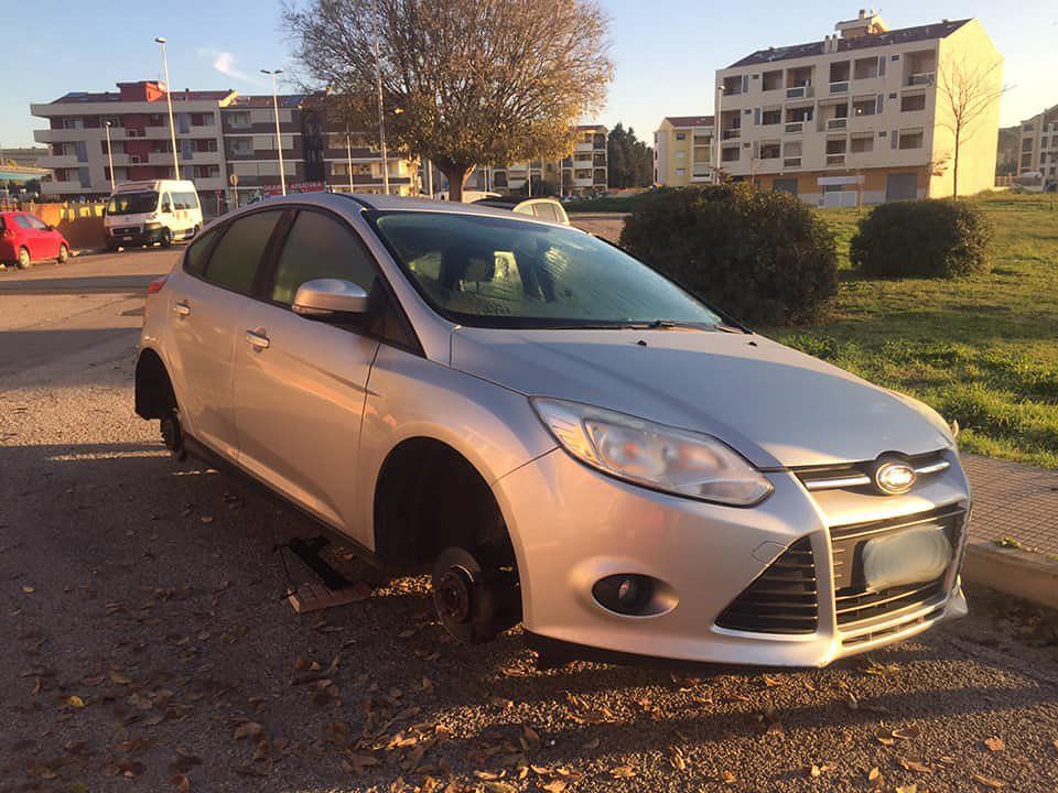Quartu, ladri di ruote scatenati al Quartello: “Mi hanno ‘smontato’ cerchioni e gomme sotto casa”