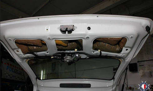 Venti chili di cannabis nascosti nell’auto: 20 italiani arrestati a Malta