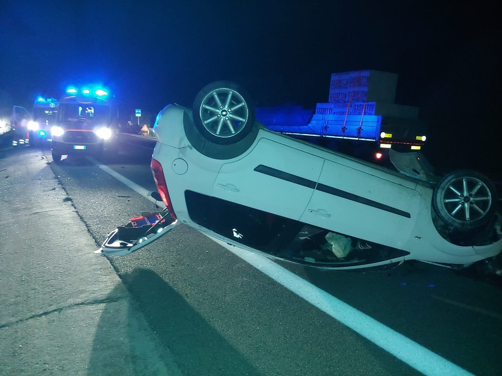 Paura a Solanas, auto ribaltata sulla nuova 125: tre feriti