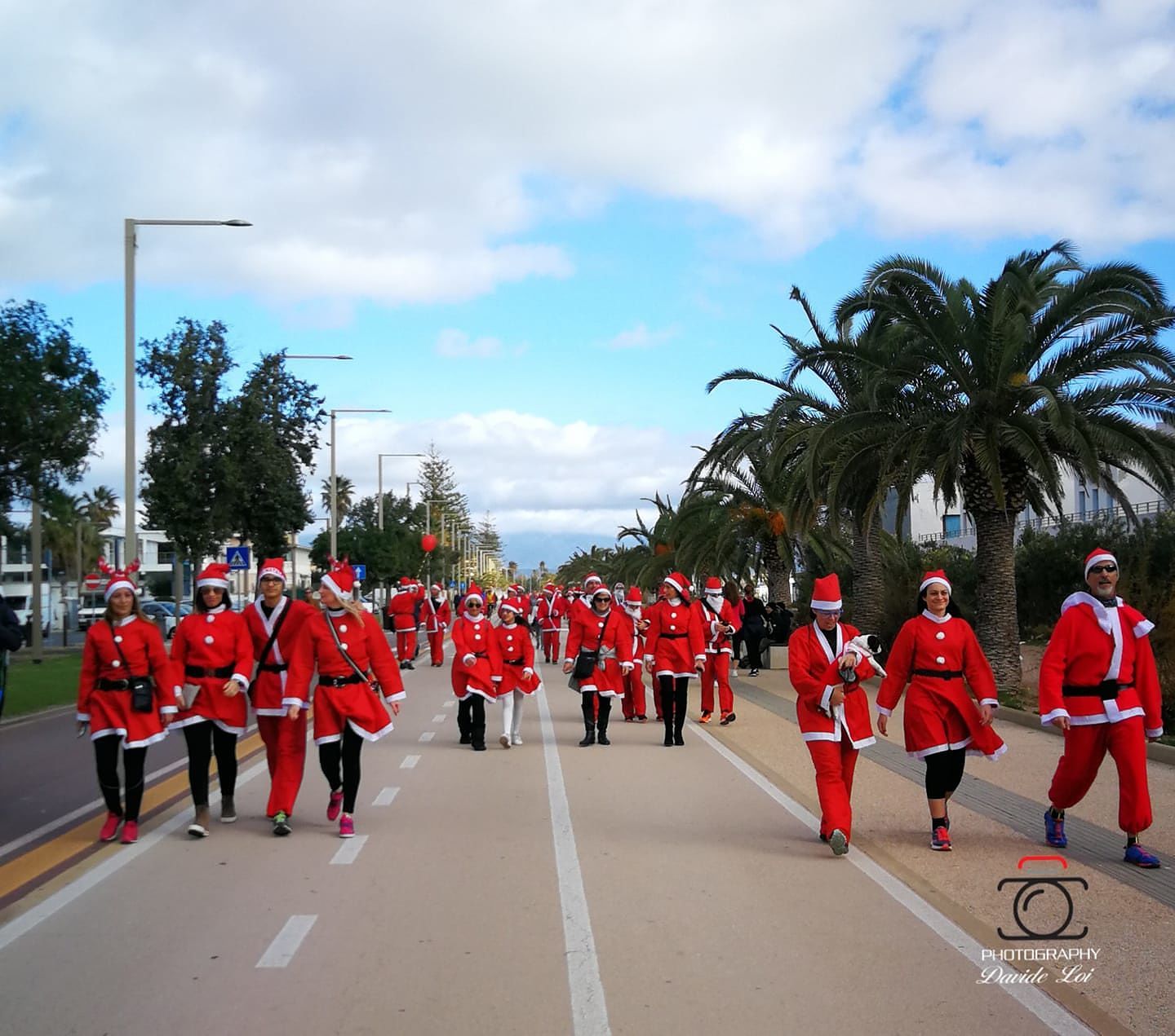 I babbi Natale invadono il Poetto: bel tempo e aria magica natalizia a Cagliari