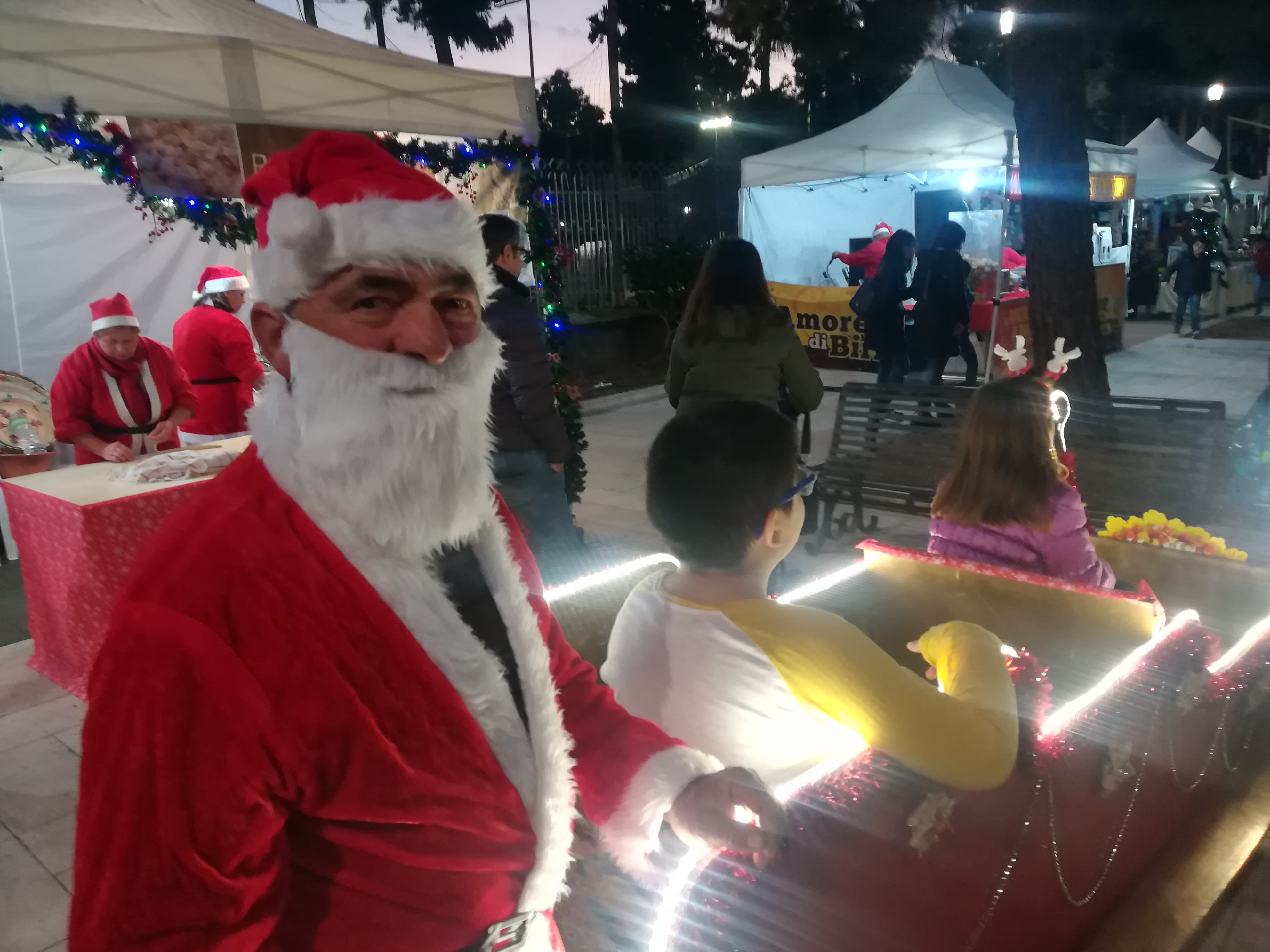 A Cagliari Babbo Natale sfila tra zucchero filato e arrosti di maiale: pienone in piazza Giovanni XXIII