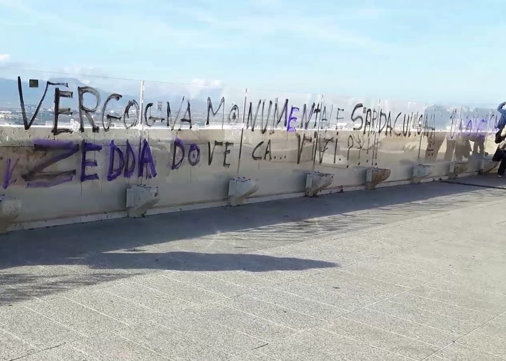 Cagliari, un Bastione da incubo: la brutta cartolina di Santo Stefano di vandalismo e inciviltà nel monumento sfregiato