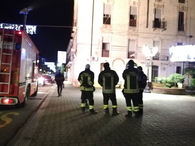 Maltempo, paura a Iglesias: crolla un cornicione in piazza Oberdan